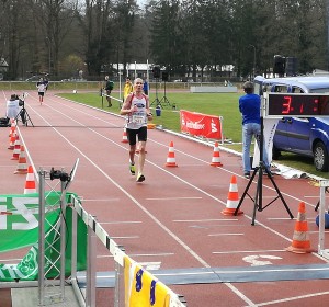 Hagen Zelßmann bei Marathon-Zieleinlauf