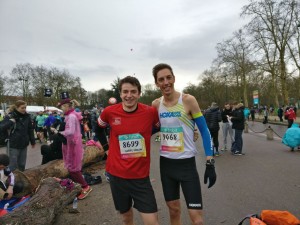 Glücklich über seine persönliche Bestzeit im Halbmarathon: Alexander Kapp (rechts), im Bild mit Studienfreund Tanguy Vulliet