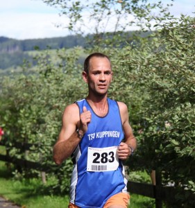 Thomas Schuker rennt durch die Berge