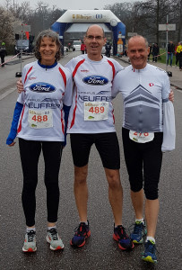 Katrin und Hagen Zelßmann sowie Albrecht Mayer vor dem Marathonstart